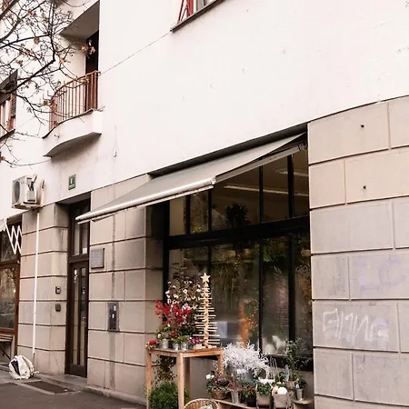 Great For Couples Or Small Families